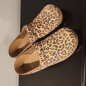 Dansko women's clogs size 38 euro cheetah print NEVER WORN